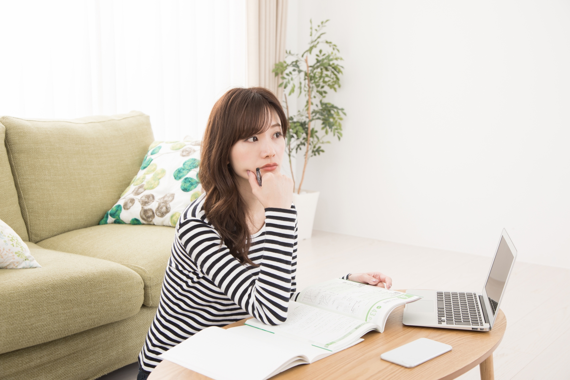 パソコンの前で考える女性