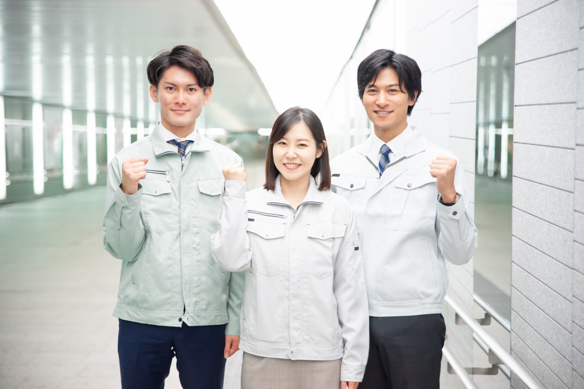 作業服姿の男性二人と女性一人