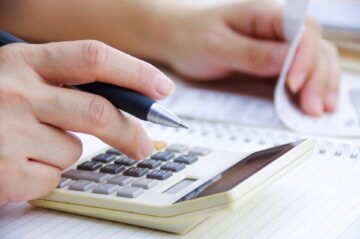 電気代が5万円を超えるのはおかしい？料金が高くなる原因や節約対策、太陽光発電による削減目安を解説