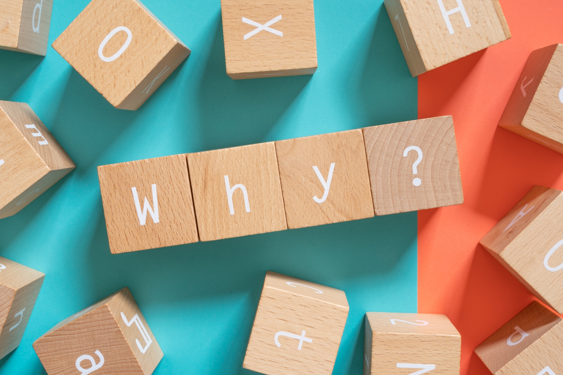 「Why?」と書かれた積み木ブロック