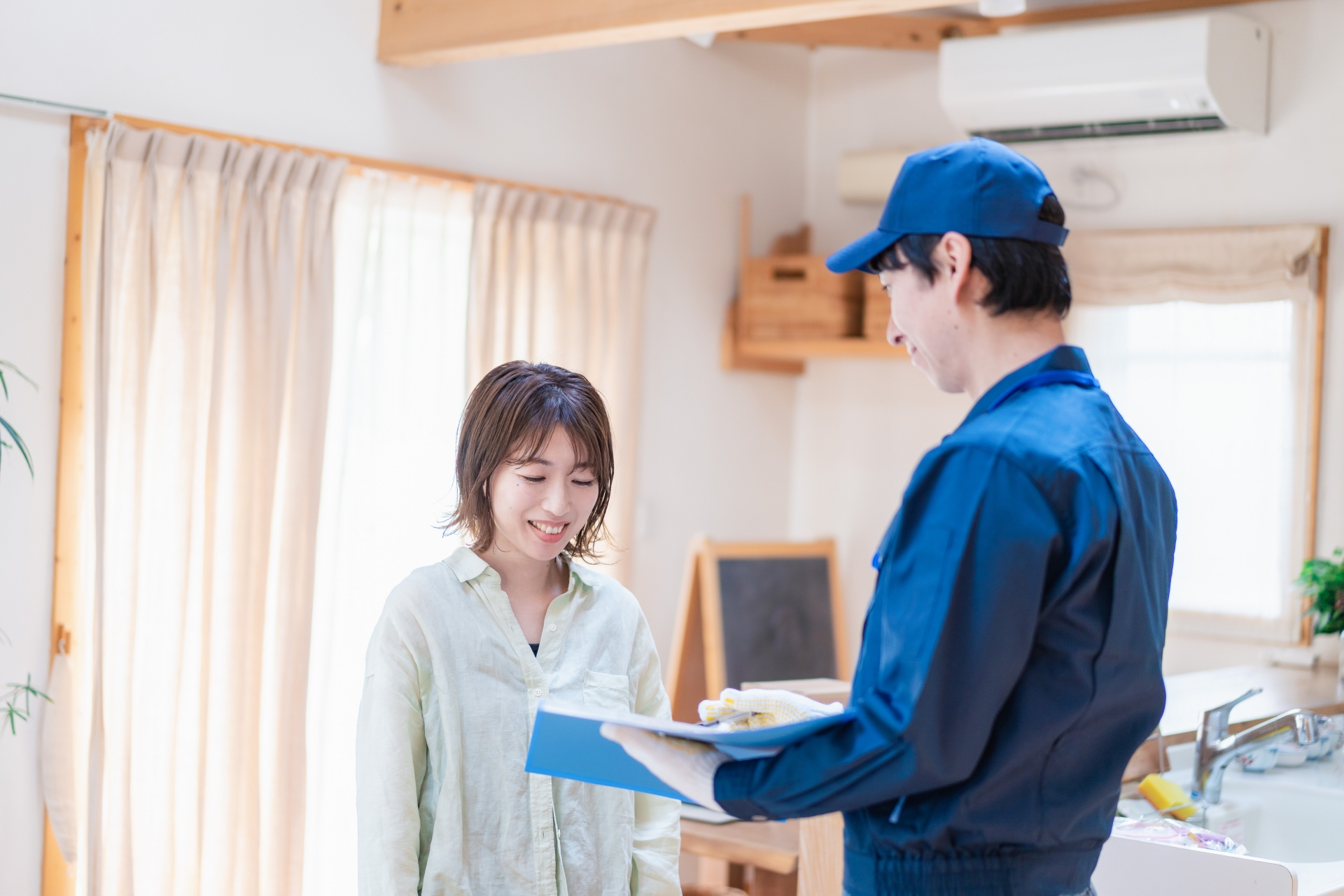 説明する男性と聞く女性
