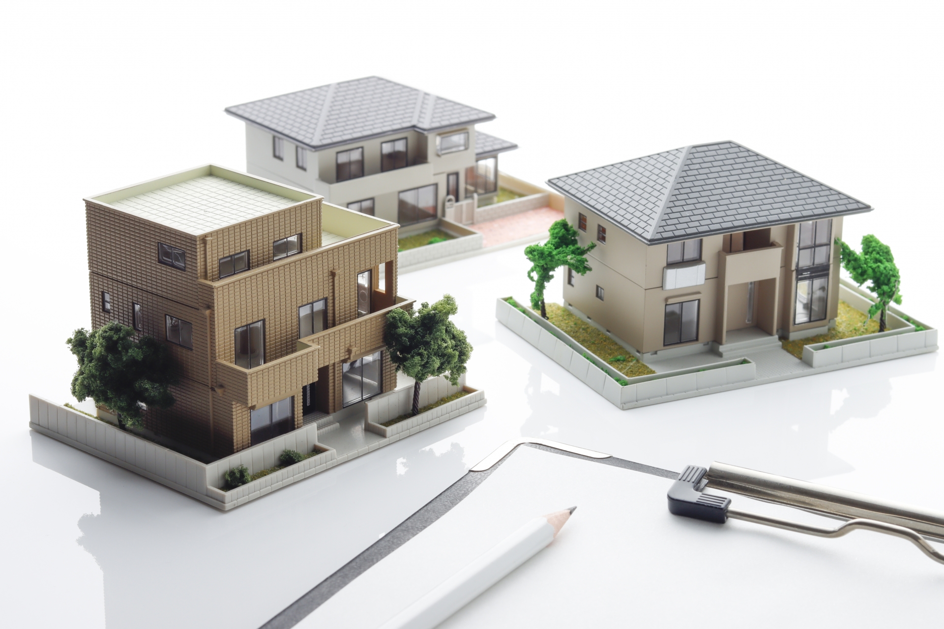 住宅模型と書類で住まいを検討するイメージ