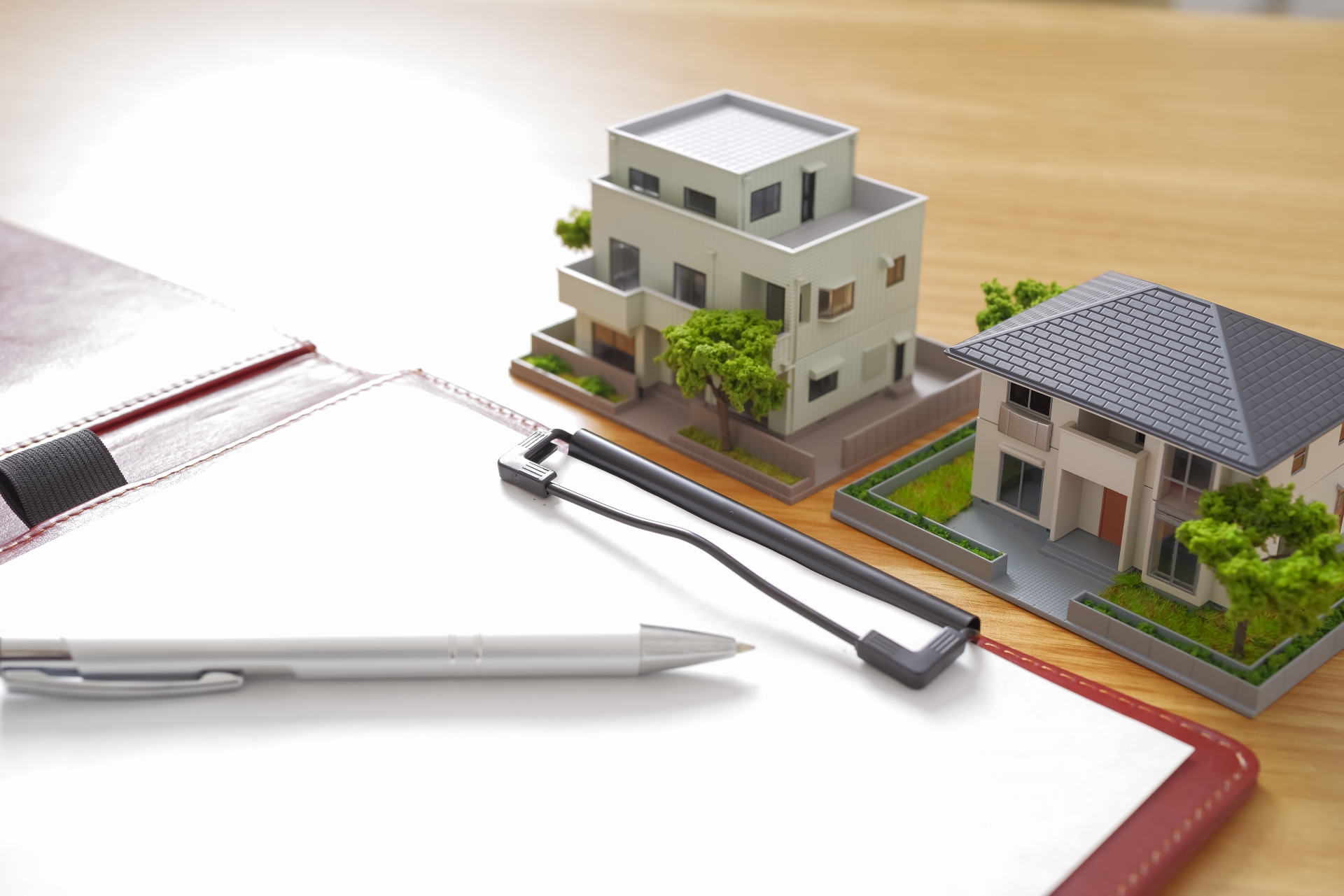 住宅模型と書類