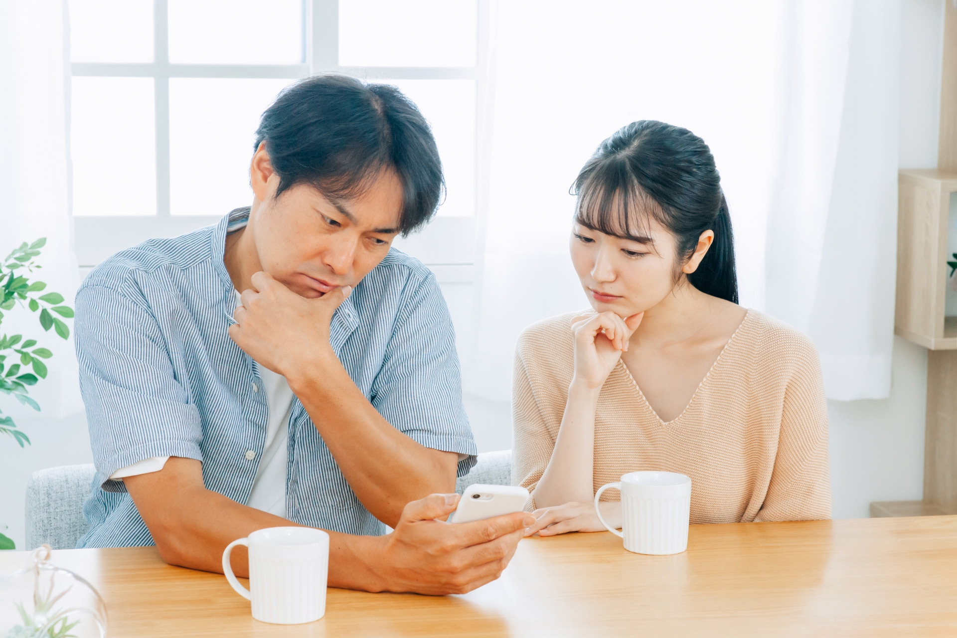 悩む男女