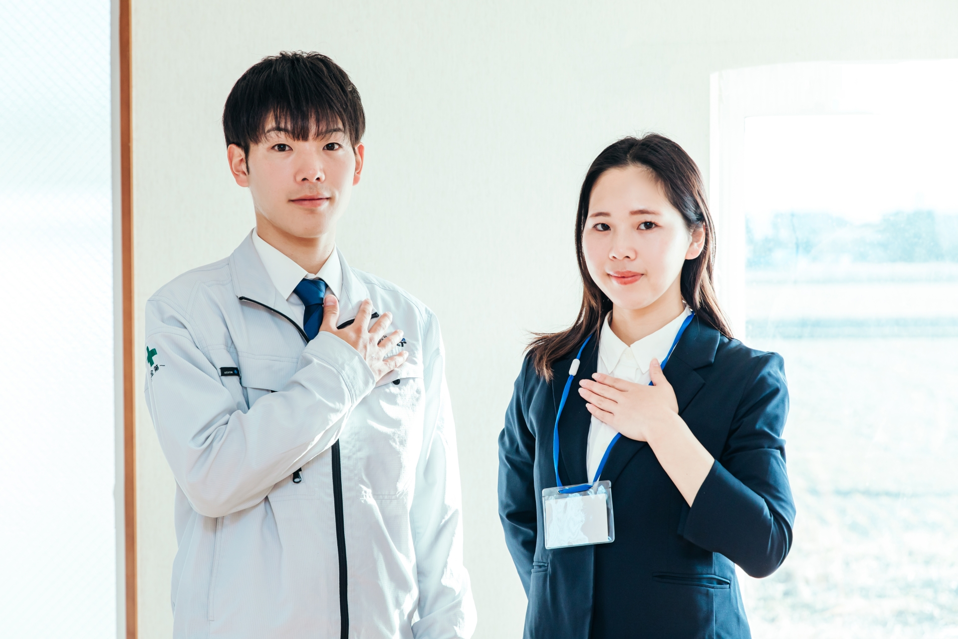 胸に手を当てる男女