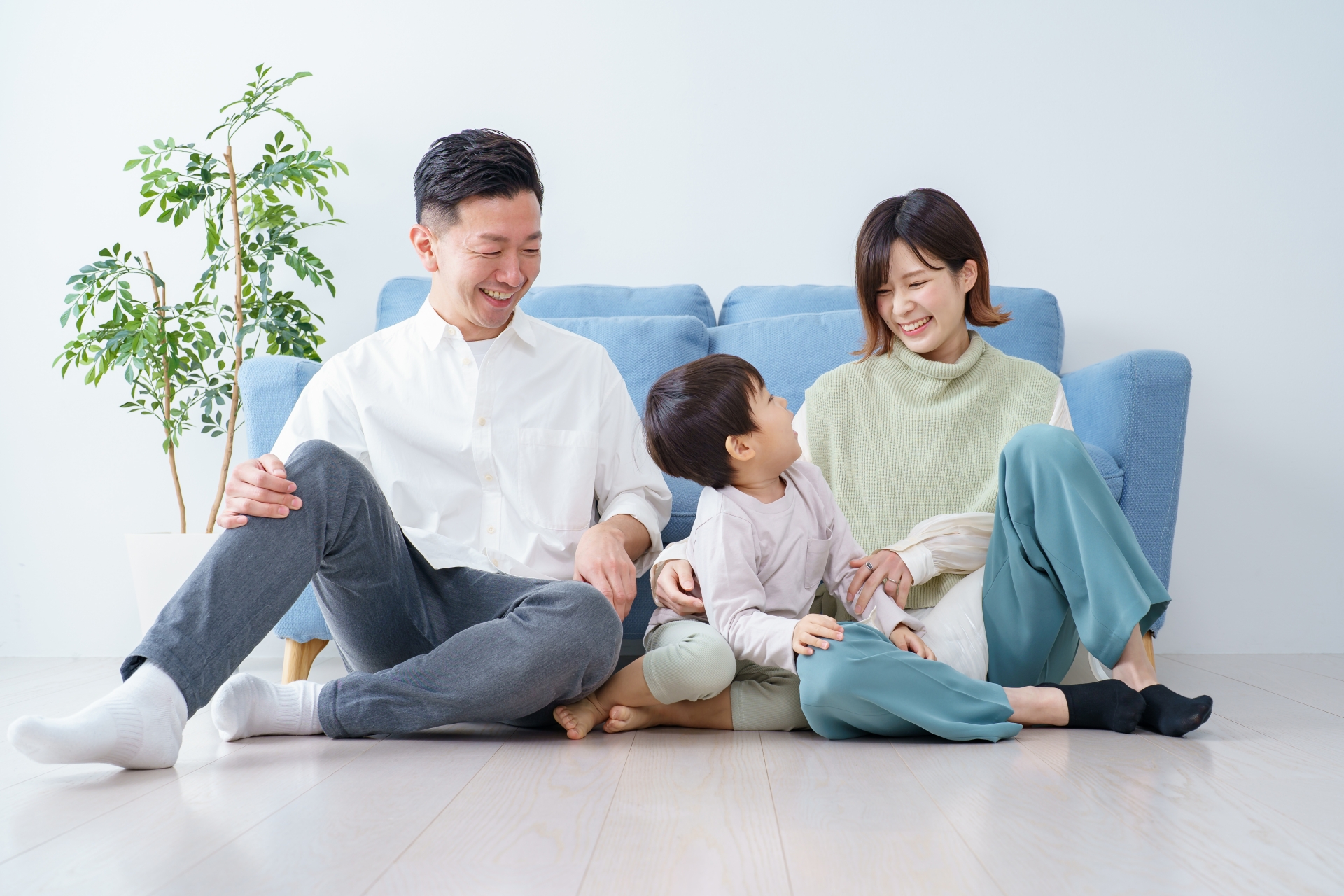 笑顔の3人家族