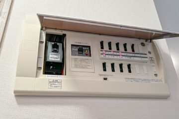 蓄電池のブレーカーの仕組みは？落ちる原因や対処方法、太陽光発電で容量が不足するケースを解説